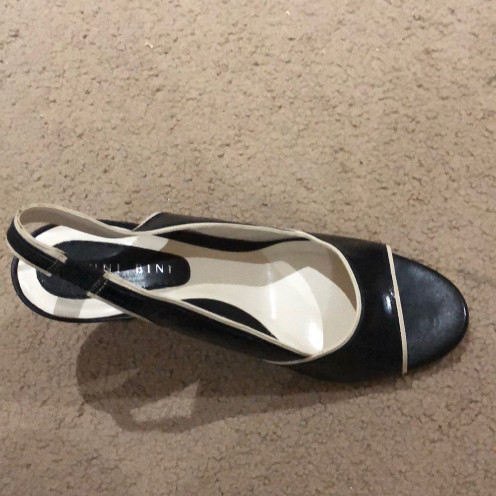 Fashion pumps navy blue leather pumps w/tan trim